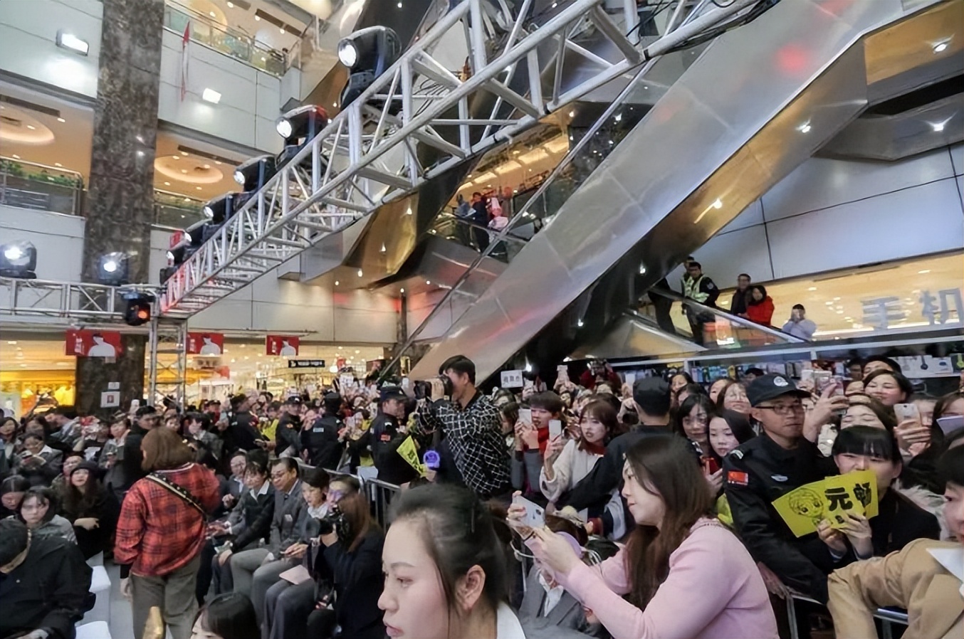 粉丝社群构建_社交娱乐_娱乐明星粉丝社群传播