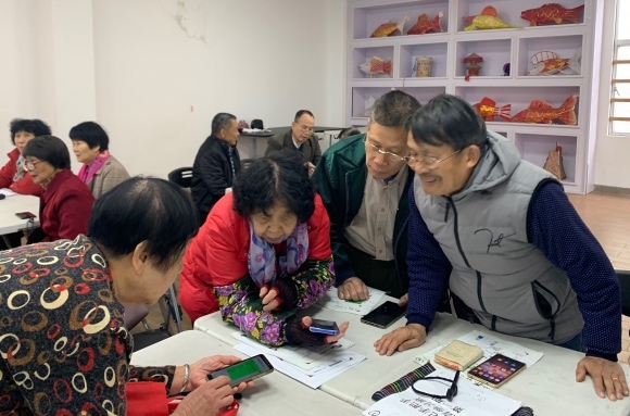 老年人数字鸿沟问题_老年人使用智能手机困难_老年人电脑软件