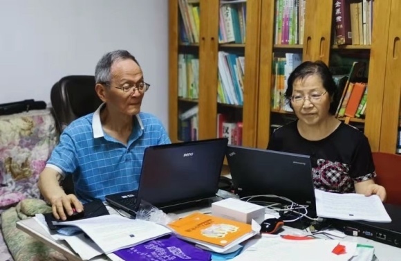 老年人使用智能手机困难_老年人电脑软件_老年人数字鸿沟问题