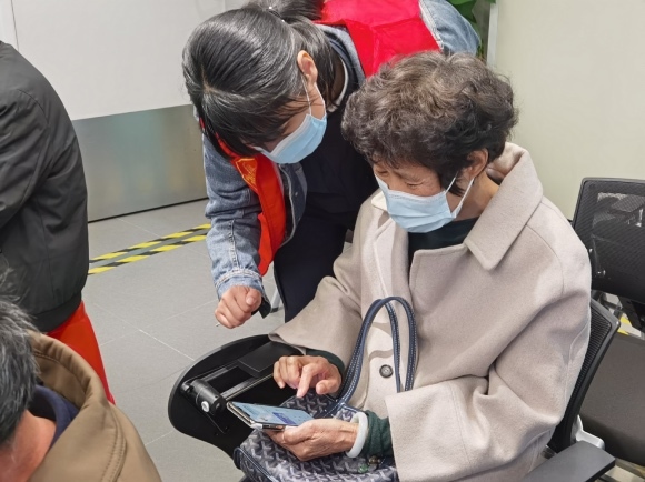 老年人电脑软件_老年人数字鸿沟问题_老年人使用智能手机困难