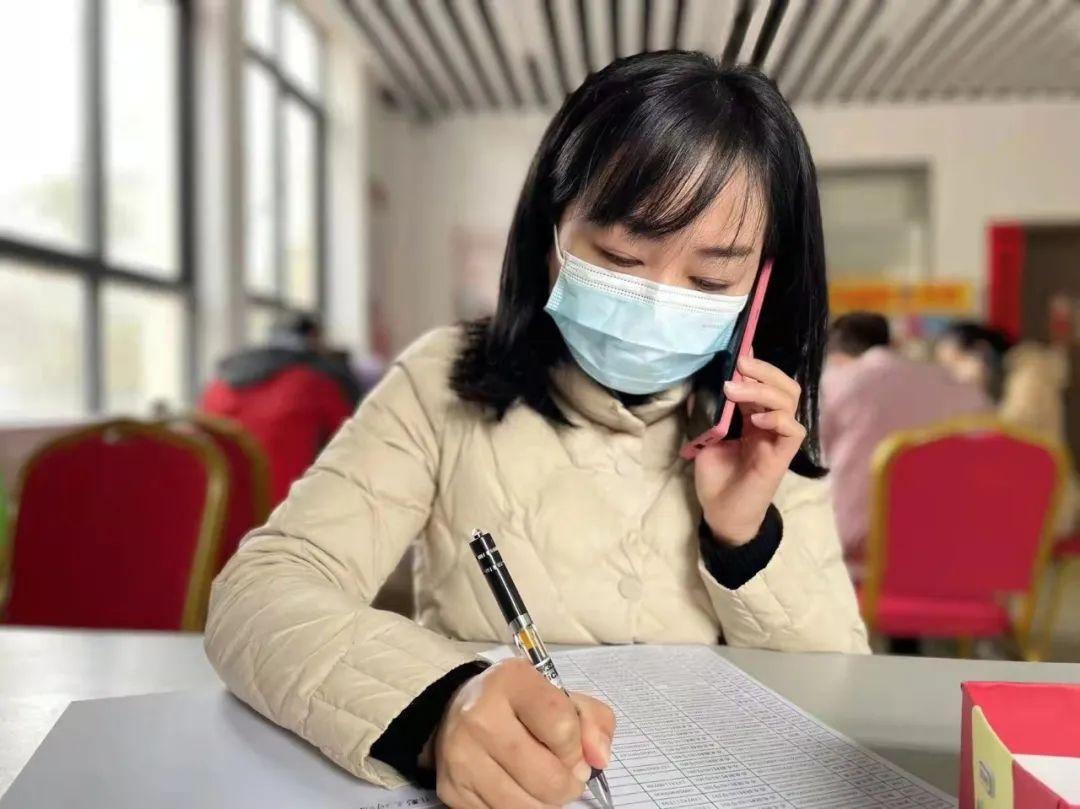 疫情之下女教师教学工作变化_居家教学女教师多重角色_居家办公必备