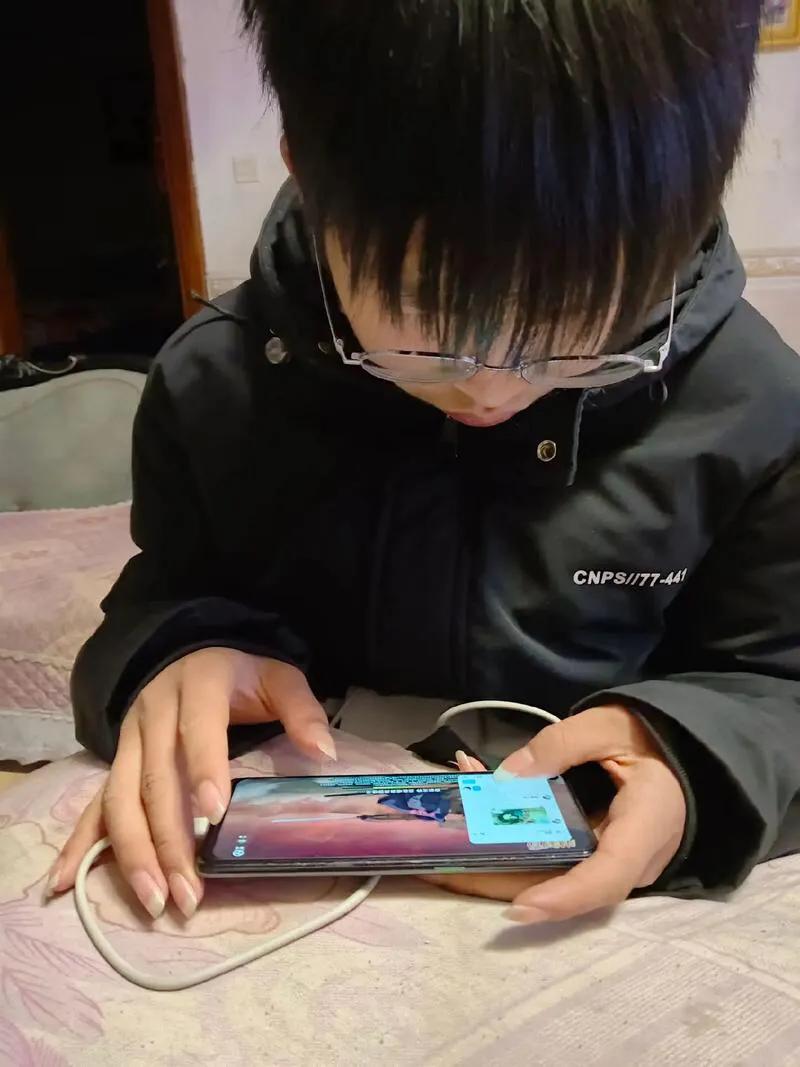 孩子用学习当借口玩手机_家长如何破解手机滥用_大学生学习工具